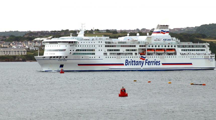 Le Pont-Aven (Brittany Ferries) arrivant dans le port de Plymouth. Photo : Nilfanion, Wikimédia.