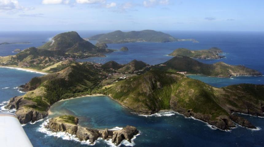 Les Saintes (Guadeloupe) vues d’avion. Au premier plan, Terre-de-Haut, au deuxième plan, Terre-de-Bas. À droite, au milieu de l’image, l’îlet Cabris. De nombreux Bretons s’y sont installés. Photo : Nicolas Vilars. Wikimédia.