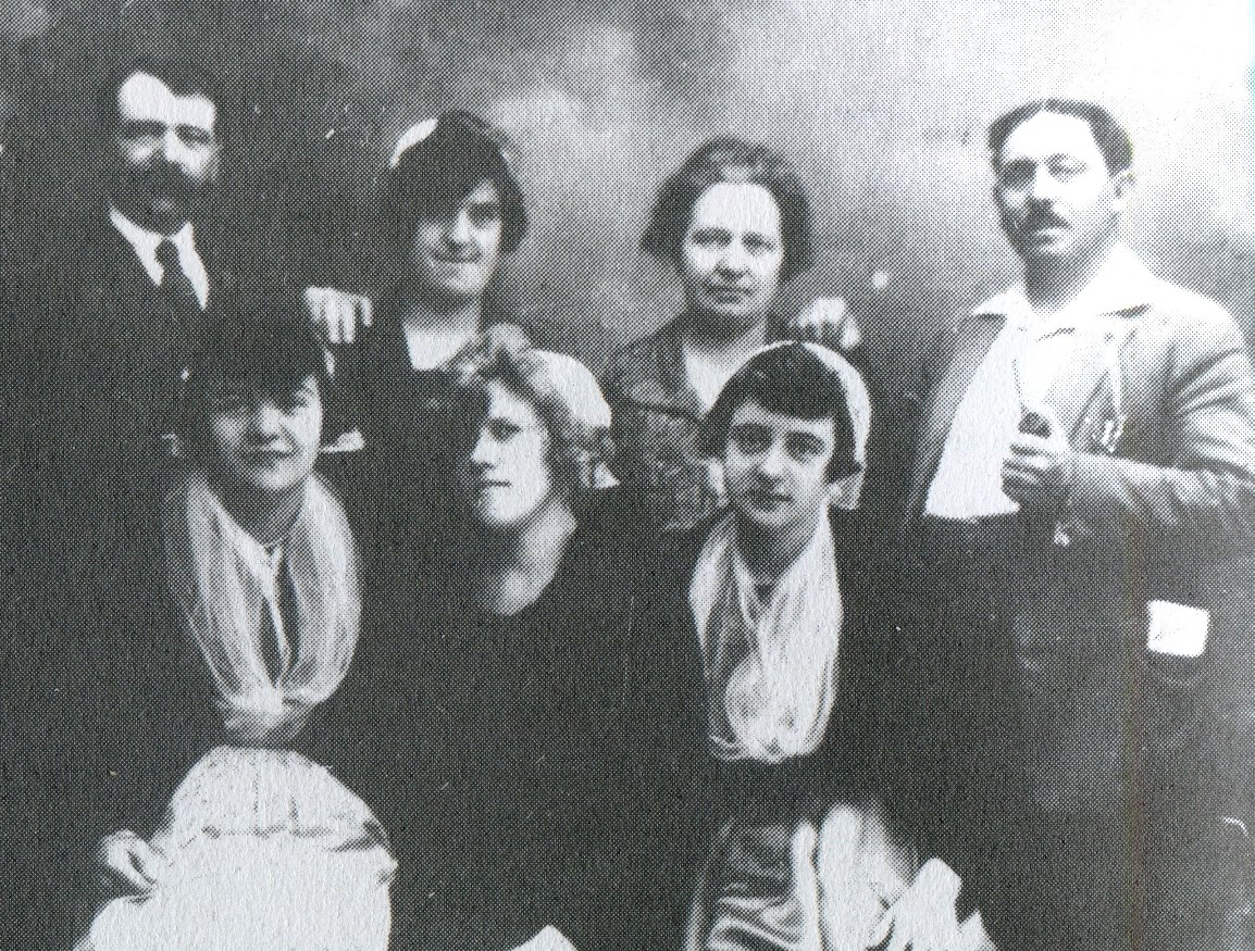 Daniel Le Flanchec, à droite sur la photo, avec des « femmes d’usine » (extrait). Photographie tirée de l’ouvrage de Jean-Michel Le Boulanger : Flanchec, 1881- 1944, ou l’étrange parcours d’un insoumis, Douarnenez, Mémoire de la Ville, n° 28, 1997