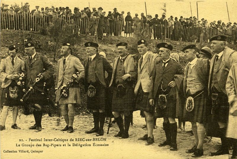 RIEC-sur-BELON Inter-Celtic Festival – Bagpipe players from the Scottish delegation. VILLARD Joseph-Marie, Musée Départemental Breton