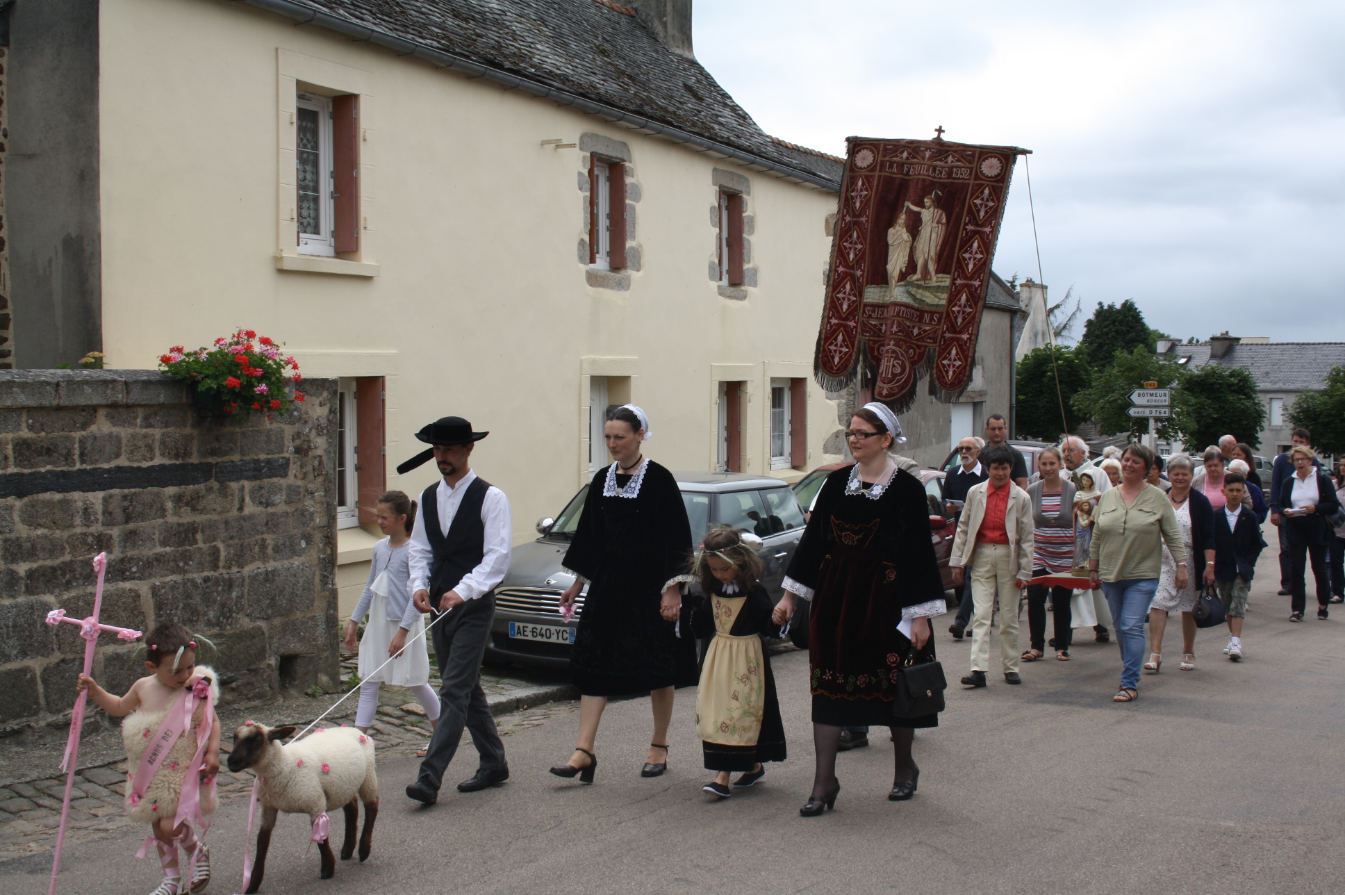 Procession à la fontaine - Pardon de la Saint-Jean à La Feuillée (29) – 24 juin 2017