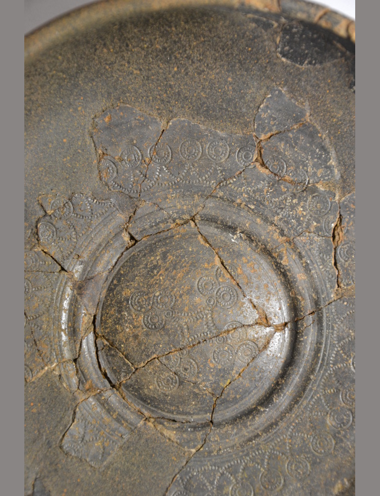 Fond d’une écuelle estampée du site de Kerven Teignouse à Inguiniel (Morbihan), env.  425-375 av. n. è. - Photo Gadea Cabanillas de la Torre