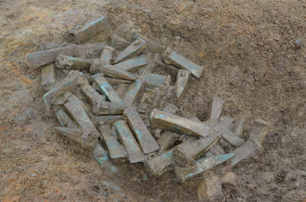 Dépôt de haches à douille fouillé par Éric Nicolas sur le site de La Porte Allain à Trégueux - photo Yves Menez Inrap