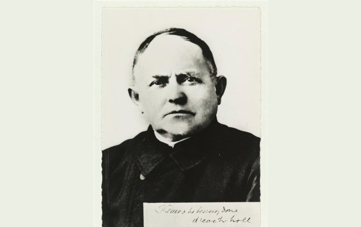 Portrait-photo de Jean-Marie Perrot. Carte postale. Une formule en breton "Kenavo ha bennoz Doue deoc'h holl" (Au revoir et merci à tous) est indiquée en bras à droite. Source : collections du Musée de Bretagne.