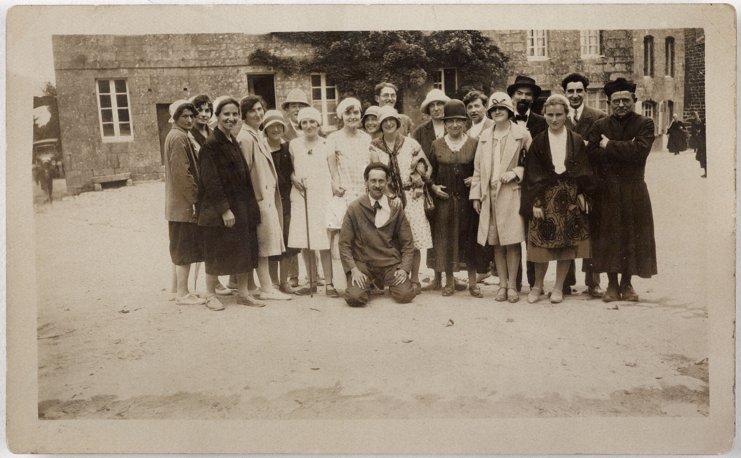 Place de Locronan. 1929. L’abbé Jean-Marie Perrot (en soutane, à droite de la photo) pose avec plusieurs personnalités du mouvement breton, dont François Debauvais et René-Yves Creston. Source : collections du Musée de Bretagne.
