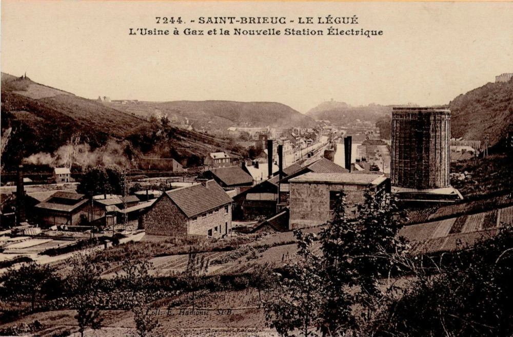 An uzin gaz hag ar greizenn dredan nevez etre al Lege ha porzh Souzen e 1920. Dre ar mor e teue glaou-douar Kembre – Cartolis