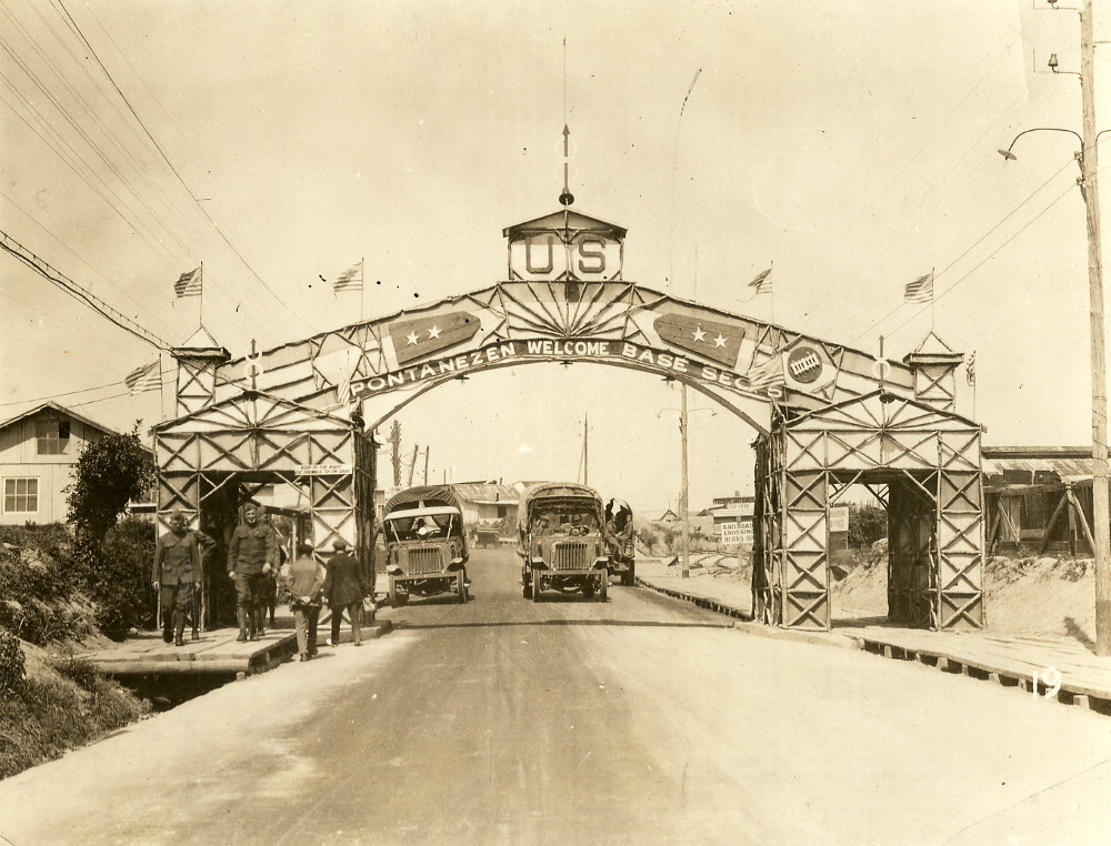 Vue de l'arche d'entrée en bois signalant le camp américain de Pontanézen près de Brest - Archives municipales et métropolitaines de Brest