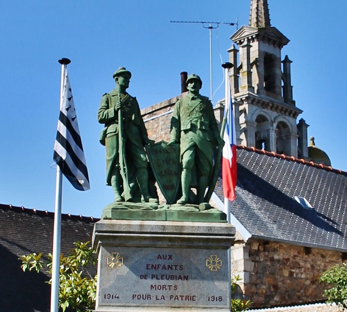 Monument aux morts de Pleubian associant un fusilier au traditionnel poilu - Bastien Pierre, wikimédia