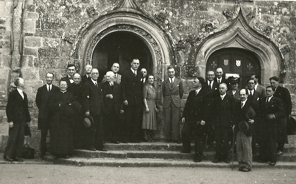 Le comité consultatif de Bretagne - 1943 : photo officielle du comité consultatif de Bretagne réuni au château de Josselin. De gauche à droite : Francis Even, Pierre Mocaer, abbé Mary, abbé Jean-Marie Perrot, Cornon (architecte des monuments historiques) Taldir, le sénateur Roger Grand, le préfet Marage, R. de l’Estourbeillon, Jean Quenette, préfet régional (marqué d’une croix), A. Dezarrois (caché derrière le préfet), Mme la duchesse de Rohan, le recteur Souriau, Prosper Jardin, Yann Fouéré, James Bouillé, le professeur Guéguen, Mme Galbrun, Léon Le Berre, René Daniel, le duc de Rohan, Joseph Martray (tournant le visage), Florian Le Roy - Fondation Yann Fouéré