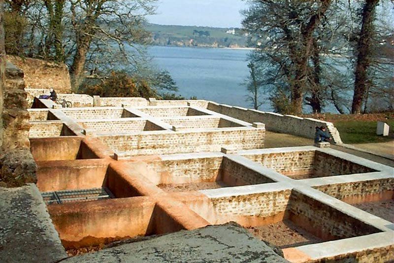 Cuves de production du garum à Douarnenez. Ce condiment rappelant le nuoc-mâm était confectionné à partir de sardines fermentées. Construit au 1er siècle après J.-C., le site comprend plus de quinze cuves qui en font la fabrique de garum la plus vaste d'Europe et la mieux conservée. Crédit : Ville de Douarnenez