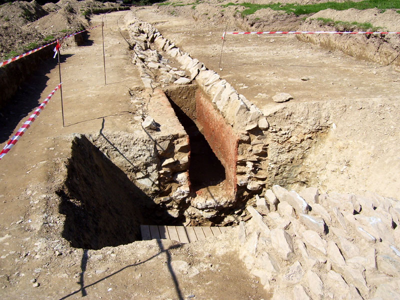 Coupe sur l'aqueduc, sans sa voûte, montrant les dimensions, la maçonnerie, et l'enduit. Au IVe siècle l’aqueduc n’est plus entretenu et sert de dépotoir. Site de Persivien (Carhaix-Plouguer), journées du patrimoine, le 21 septembre 2008 - Photo Jean-Claude Even.