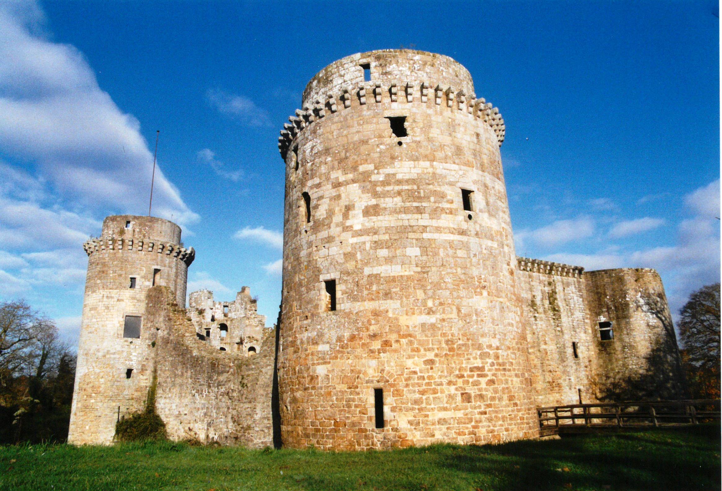 Tour ar mervent, an « tour du » anezhañ, tour ar su, « an difenn » anezhañ a wareze toull-dor ar c’hastell, ha tour ar gevred, « ar chapel » anezhañ. Gwelet mat a reer an toulloù-kanoliañ dindan prenester al liveoù uhelañ. (foto gant Paul Henry, miz du 2002).