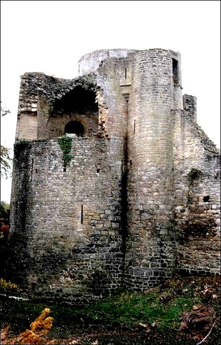 La tour Sud-Est dite « de la chapelle » vue du nord-est. On distingue parfaitement la tourelle d’escalier nord et les voûtes d’arêtes supportant le niveau 5 (Cliché Paul Henry, décembre 1978)