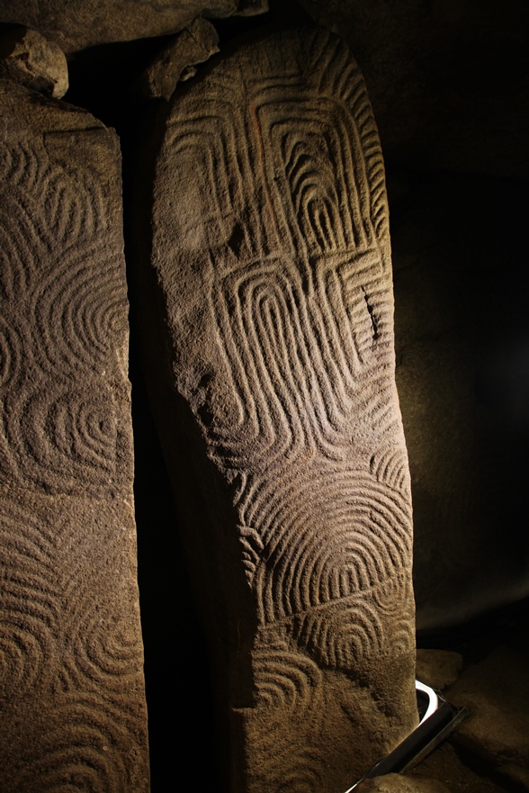 Intérieur de Gavrinis, signes en « U » et arceaux emboîtés - Photo Philippe Gouezin