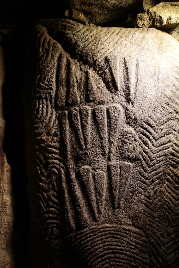 Intérieur de Gavrinis, haches et zigzags - Photo Philippe Gouezin