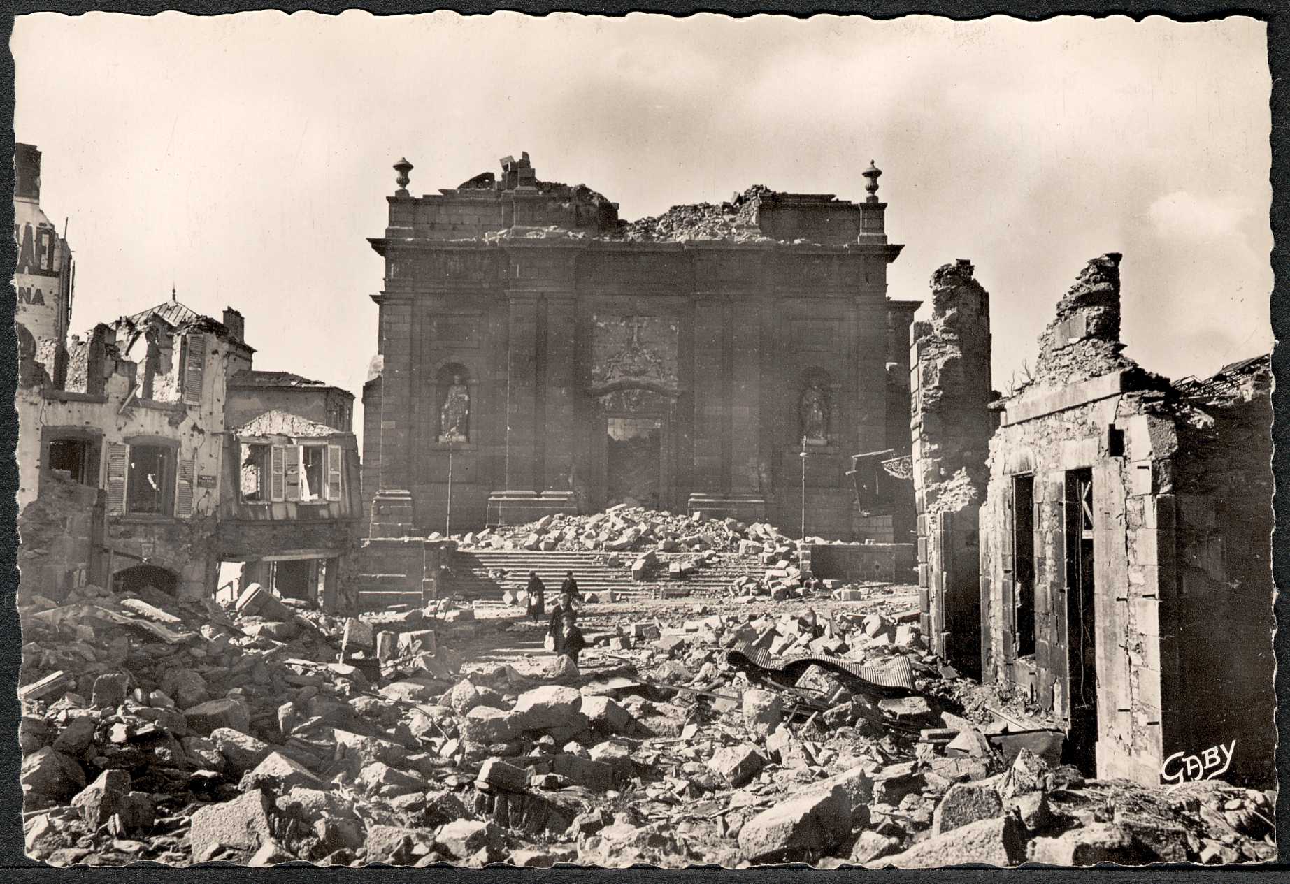 Brest. Eglise Saint-Louis en ruines après les bombardements, 1944. Carte postale. Editions G.Artaud-Gaby. Source : Archives municipales de Brest. 