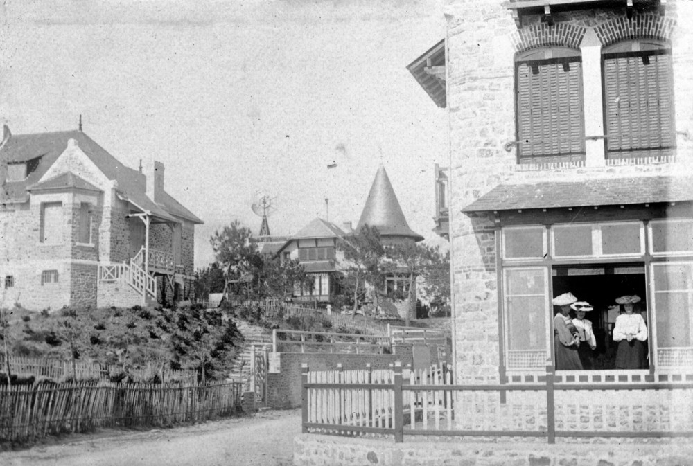 « Si la mode s’en empare, La Baule deviendra la ville des villas » pensait la jeune Noémie Dondel du Faouëdic (1834-1915) visitant les lieux vers 1850. Cinquante ans plus tard, la baie comptait déjà environ 2 400 villas, une trentaine d’hôtels et deux casinos. Collection Pallard.