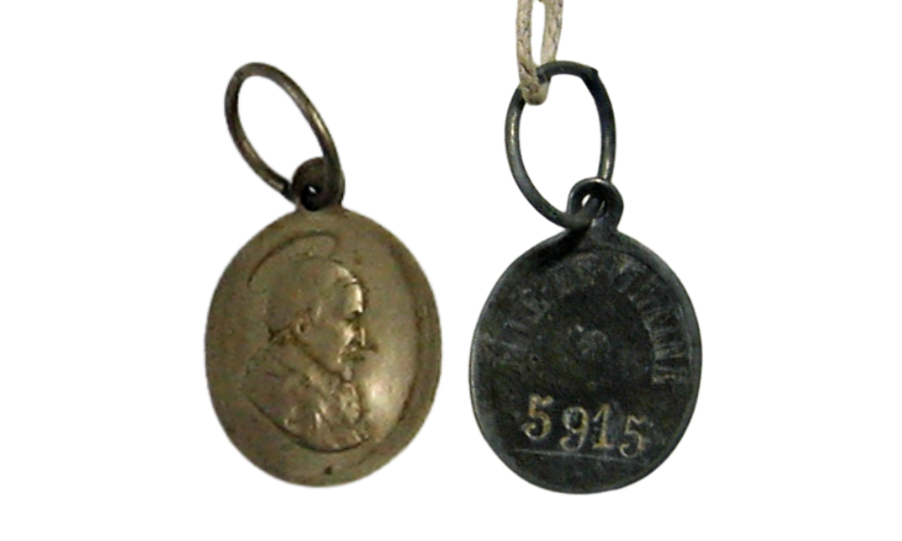Collier portant un numéro pour identifier l'enfant. Collier portant un numéro pour identifier l'enfant.