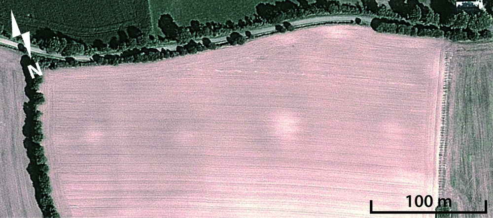 Tumulus alignés à Kerglien en Kergloff (Finistère ; cliché Google Earth)