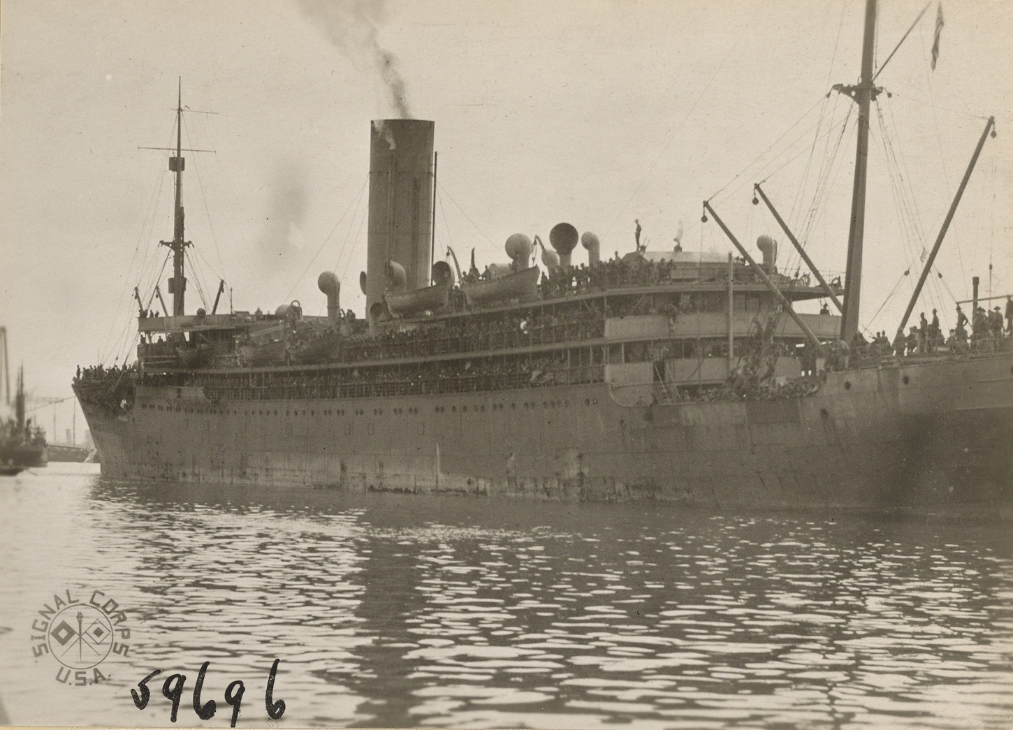 Le Tenadores arrive dans le port de Saint-Nazaire. National archives at College Park: 111-SC-59696.