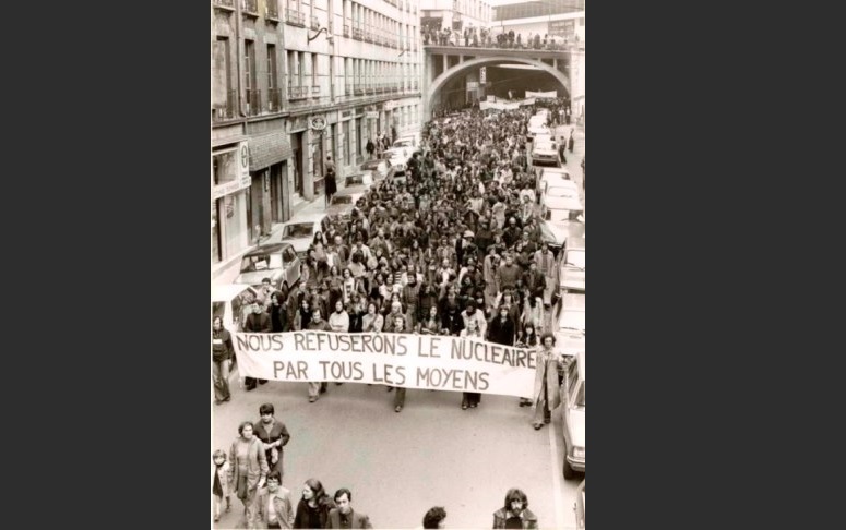 Actions contre l'implantation d'une centrale nucléaire au Pellerin (Loire-Atlantique), entre 1976 et 1978. Défilé rue de la Fosse à Nantes. [CHT, coll. Journal le Paysan nantais]