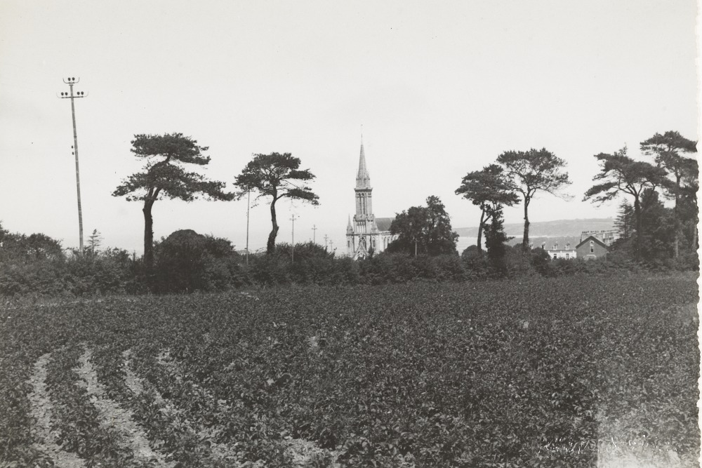 Chapelle de la colonie pénitentiaire agricole de Saint-Ilan à Langeux (22). Cliché : Raphaël Binet.  Source : collections du Musée de Bretagne. Numéro d'inventaire : 982.0008.42345