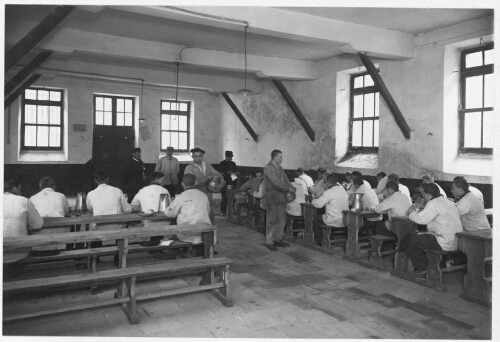 Réfectoire de la Maison d’éducation surveillée dans les années 1930. Studio Henri Manuel. Source : © Ministère de la Justice - ENPJJ