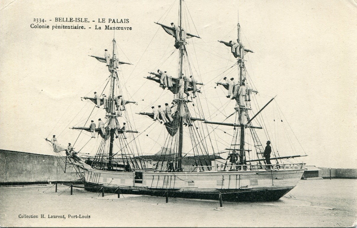 « Manœuvre sur le navire fixe de Haute-Boulogne », début du XXe siècle. Carte postale des éditions ‘’H. Laurent’’. Source : Archives départementales du Morbihan. Ref : 9FI 152/248