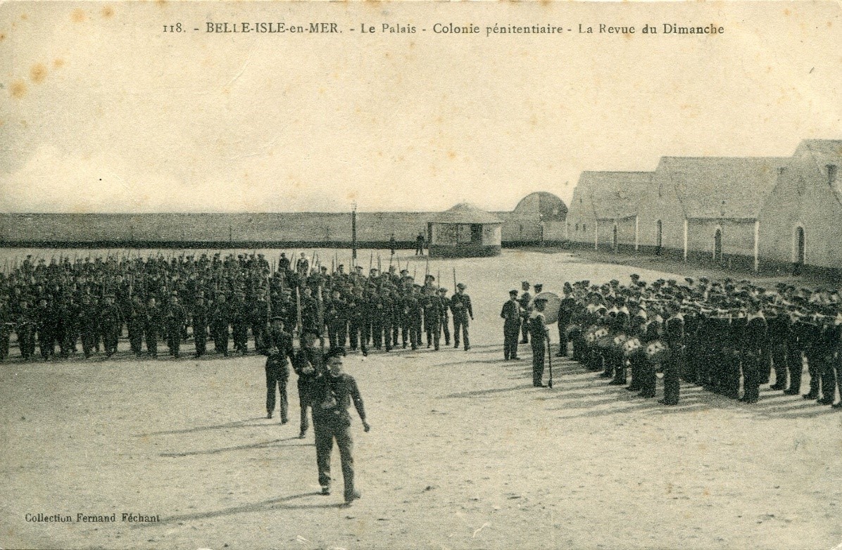 « La revue du dimanche », début du XXe siècle. Carte postale, Collection ‘’Fernand Féchant’’. Source : Archives départementales du Morbihan. Ref : 9FI 152/257