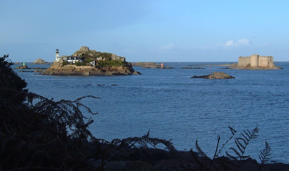  La baie de Morlaix dont l’entrée est gardée par le château du Taureau - Wikimedia (Menerlach)