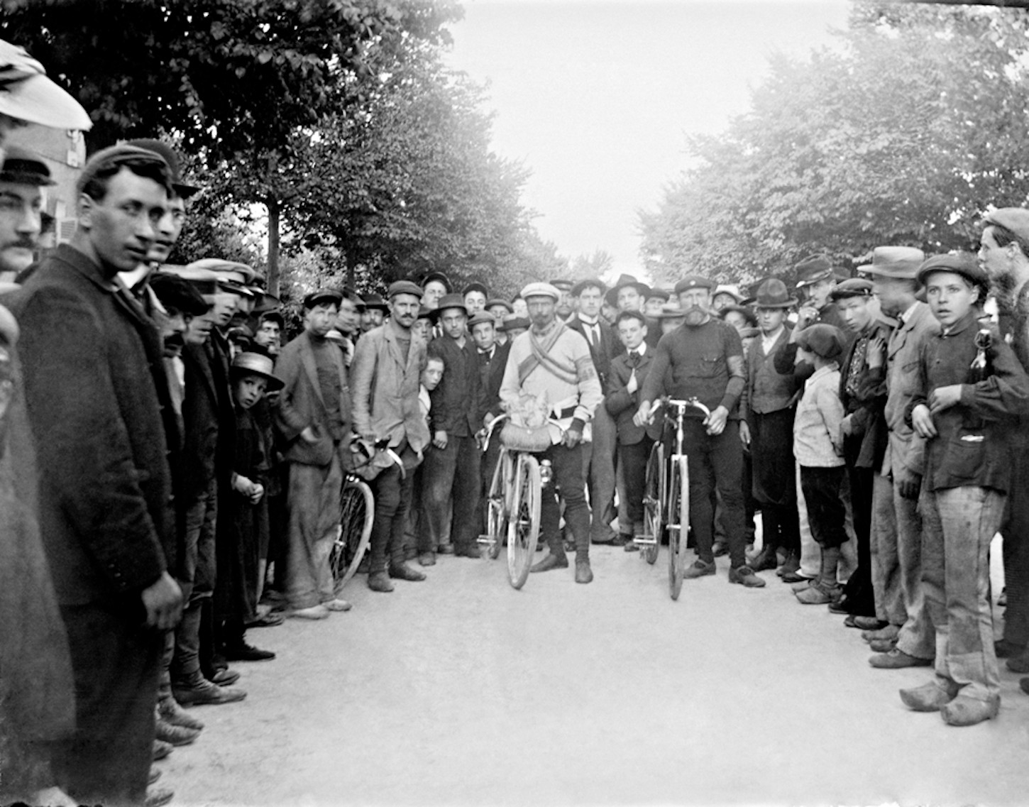 Lors du départ de la sixième et dernière étape du Tour de France, le 18 juillet 1903, à Nantes. Musée de Bretagne : 996.0061.10.