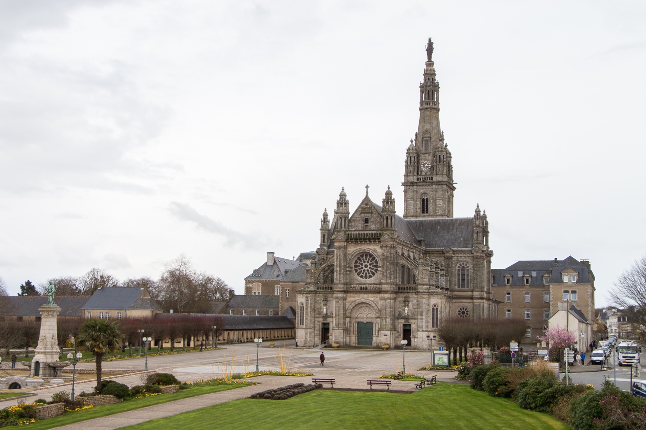 La basilique, monument néogothique du XIXe siècle, remplace la chapelle datant de 1630 - JF Carvou