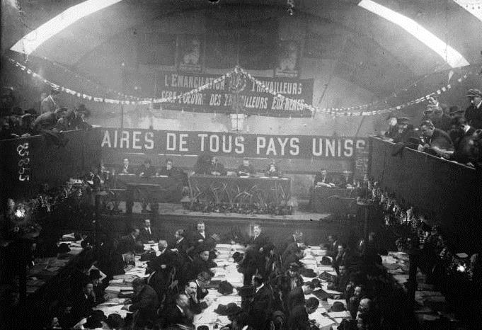 Congrès de Tours (1920) – Vue générale de la salle - Agence Meurisse - Source gallica.bnf.fr / Bibliothèque nationale de France La discussion autour de l’adhésion ou non à la IIIe internationale est vive entre socialistes bretons. Au final, 2/3 des délégués bretons siégeant à Tours se prononcent pour cette adhésion.