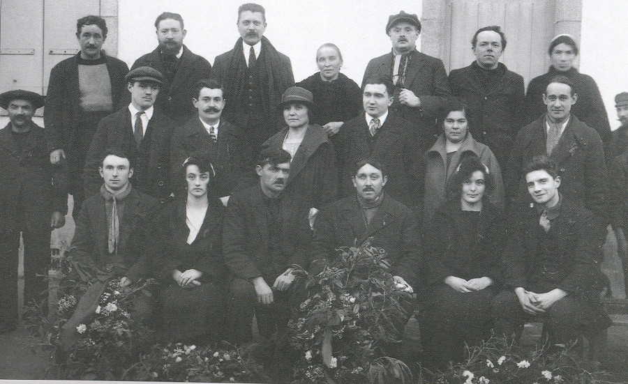 Comité de grève de 1924 – Coll. Alain Le Doaré. Premier rang de gauche à droite : Etienne Jequel, Anna Julien, Le Cossec, maire durant la destitution de Daniel, Daniel Le Flanchec, Alexia Poquet, Charré (des jeunesses communistes). Deuxième rang : Charles Tillon, Simonin, Lucie Colliard, Boville, Mme Le Flanchec, Faure-Brac. Troisième rang : Bordennec, Renoult (de L’Humanité), Garchery, Mme Morvan, Gauthier, Jean Join, Mme Julien.  Les femmes sont à la pointe du conflit. Le comité de grève est composé de cinq hommes et de six femmes parmi lesquelles Joséphine Pencalet dont l’élection au conseil municipal de Douarnenez (1925) fut annulée par le Conseil d’Etat. A côté des acteurs locaux, on remarque la présence d’un journaliste de l’Humanité mais aussi de cadres du PCF, responsables syndicaux, comme Charles Tillon, ou politiques, comme Lucie Colliard. Cette photo fut publiée en première page de l’Humanité en janvier 1925.