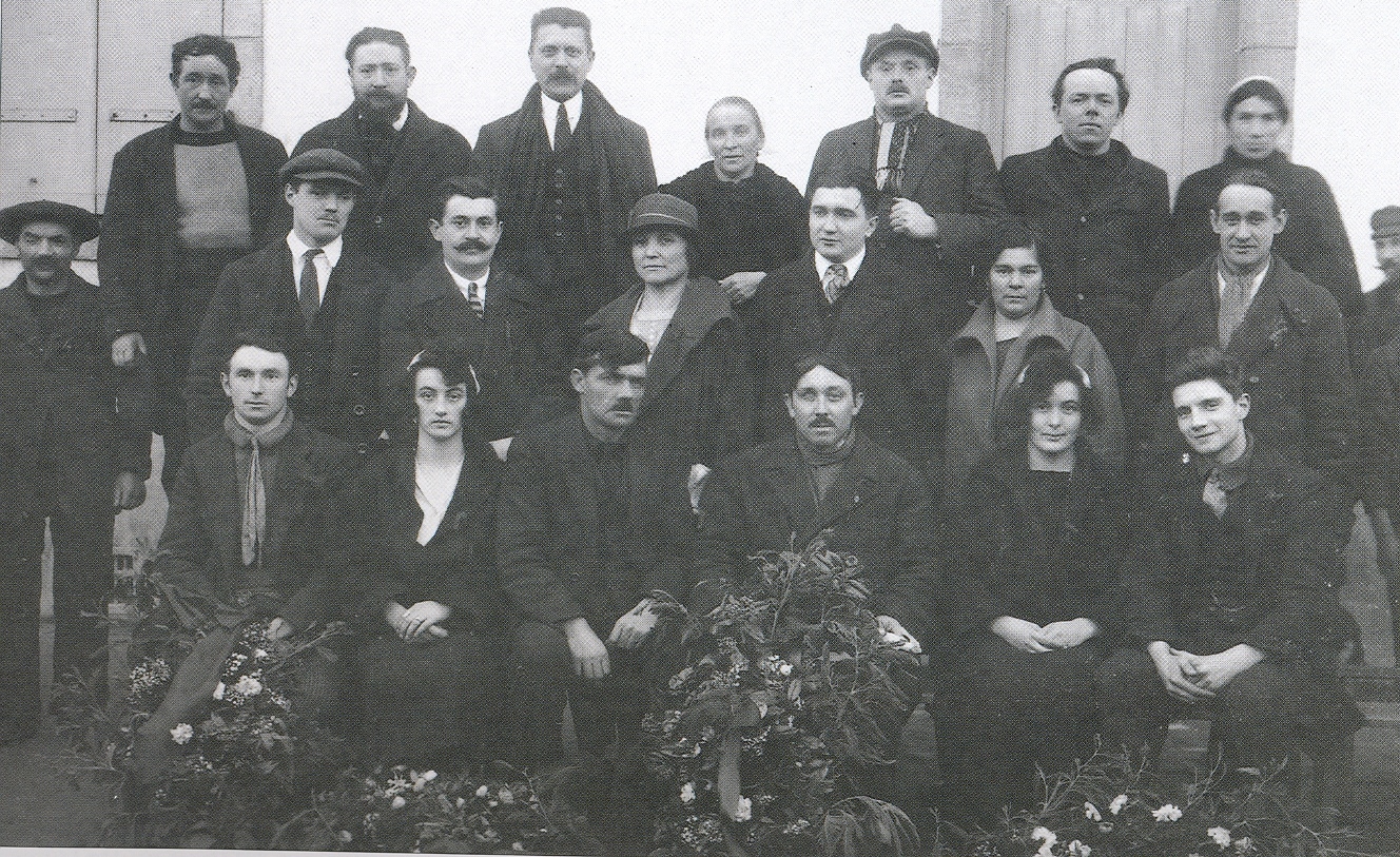 Comité de grève de 1924 - Coll. Alain Le Doaré. Premier rang de gauche à droite : Etienne Jequel, Anna Julien, Le Cossec, maire durant la destitution de Daniel, Daniel Le Flanchec, Alexia Poquet, Charré (des jeunesses communistes). Deuxième rang : Charles Tillon, Simonin, Lucie Colliard, Boville, Mme Le Flanchec, Faure-Brac. Troisième rang : Bordennec, Renoult (de L’Humanité), Garchery, Mme Morvan, Gauthier, Jean Join, Mme Julien.