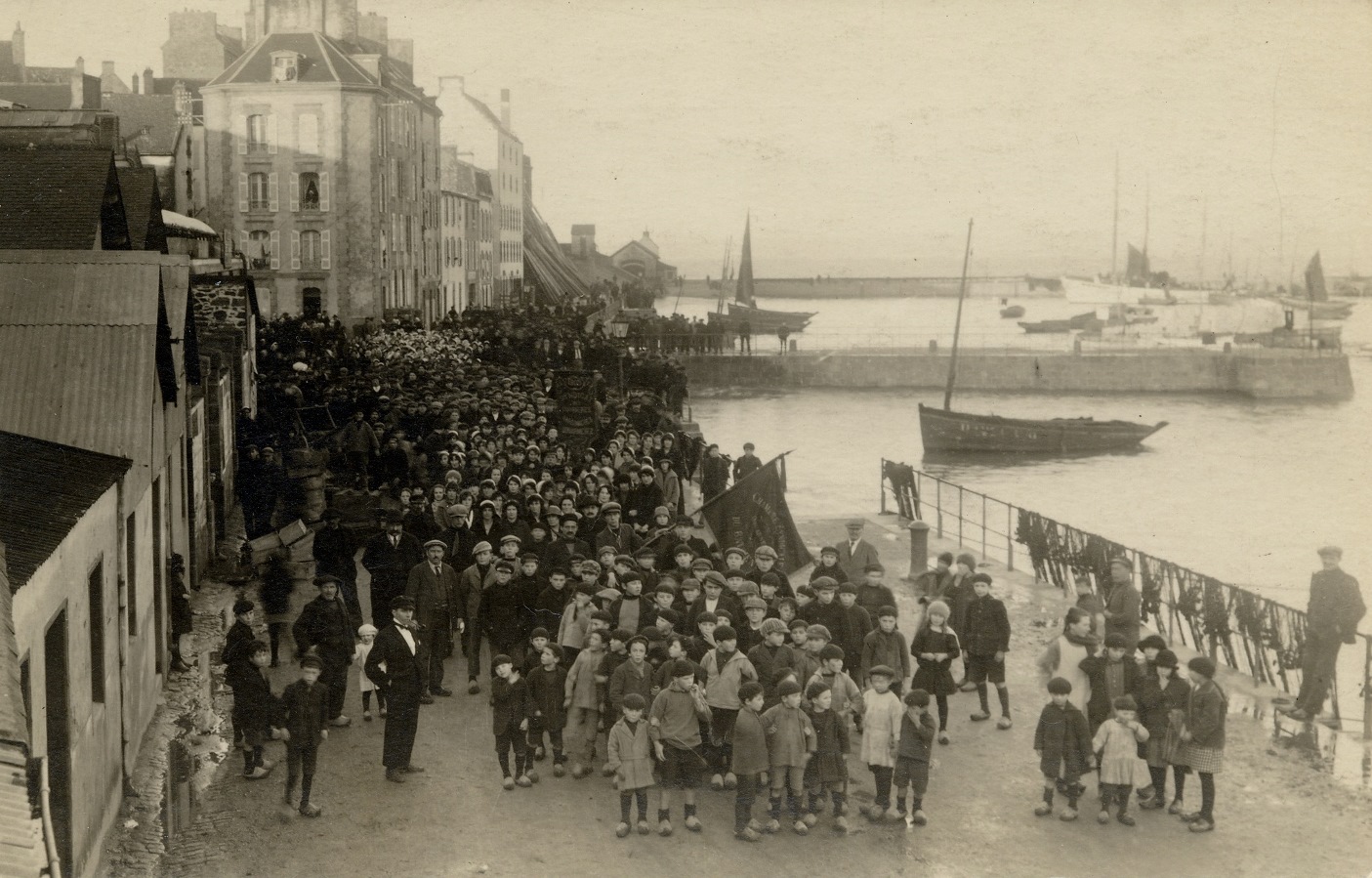 Grève des sardinières de Douarnenez (Finistère), 1924 : La « grève de la misère » des sardinières est soutenue par la municipalité communiste et son maire, Le Flanchec (à gauche sur la photo). Une manifestation, la « procession », a lieu chaque jour dans la ville. Ici la manifestation triomphale début janvier 1925. Cedias – Musée Social, photothèque.