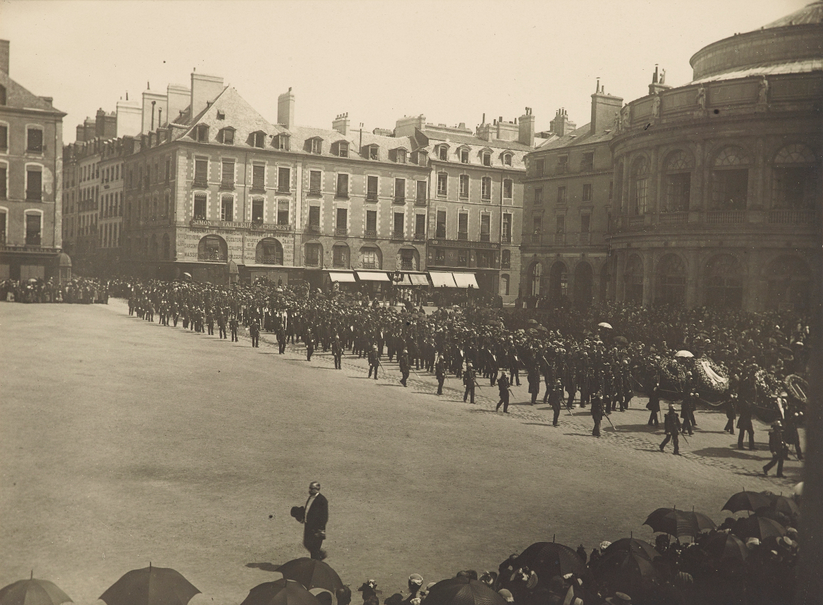 Lors des obsèques d’Edgar le Bastard, le cortège place de la Mairie. Musée de Bretagne : 2016.0000.1935. 