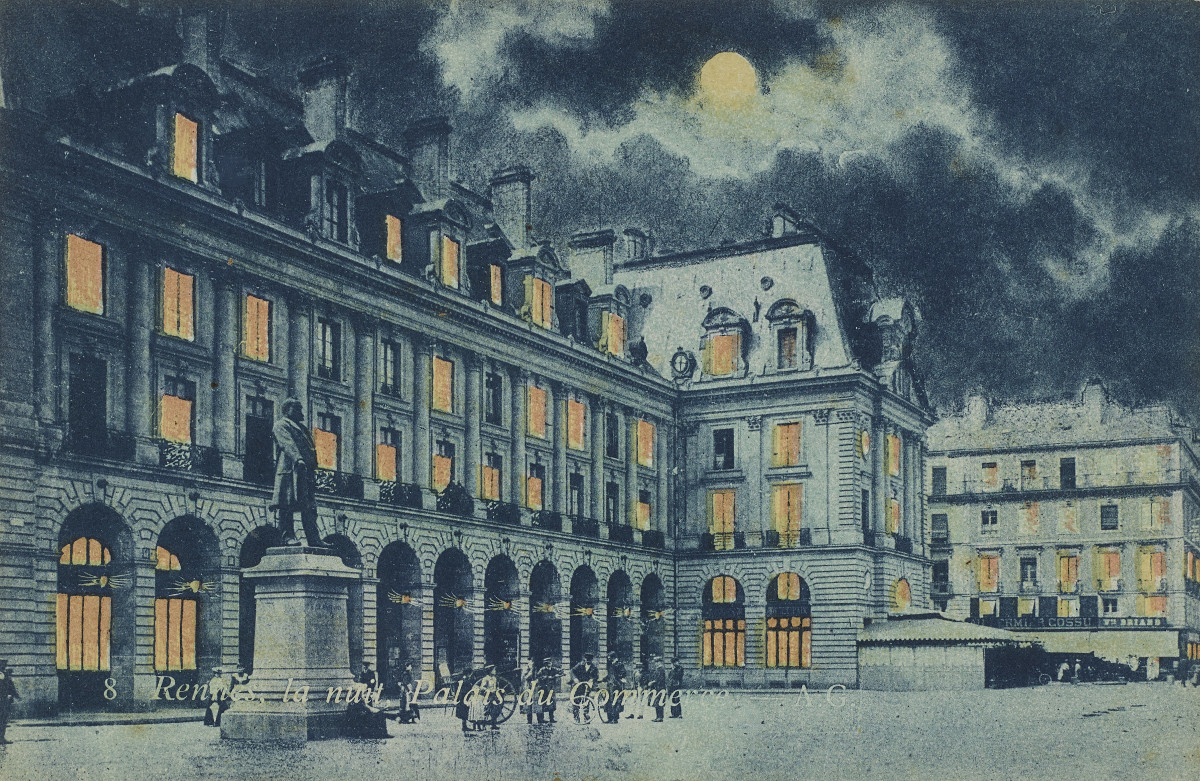 Le Palais du Commerce avec, au premier plan, la statue érigée en souvenir d’Edgar Le Bastard. Carte postale. Musée de Bretagne : 975.0068.33.