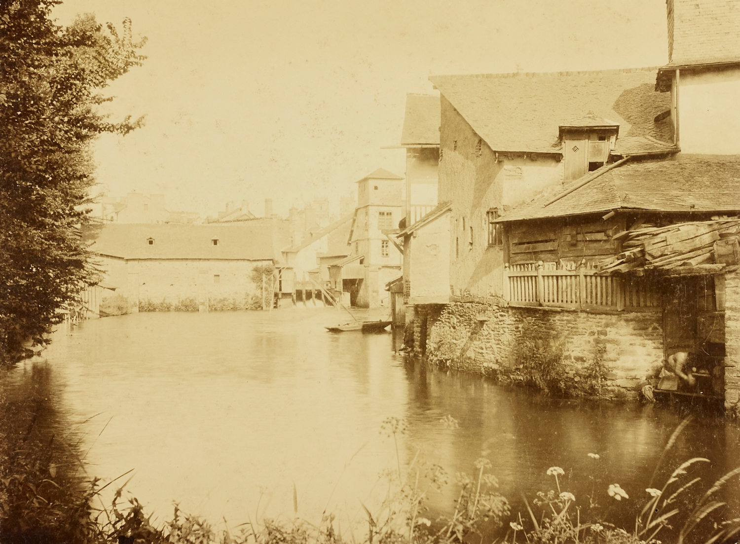 A Rennes, à la fin du XIXe siècle, une tannerie sur les bords del'Ille, non loin d'où grandit le jeune Edgar Le Bastard. Musée de Bretagne: 998.0101.207.