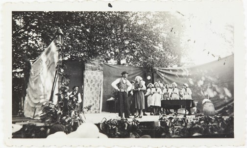 An abadenn « Mon village chante et danse » o vezañ c'hoariet gant strollad Simone Morand (en dalenn gentañ, a-zehoù), ar « Groupe Gallo-Breton », e Magoer (35) e 1941. Dastumadoù Mirdi Breizh. Niv. renabl : 2021.0026.157.