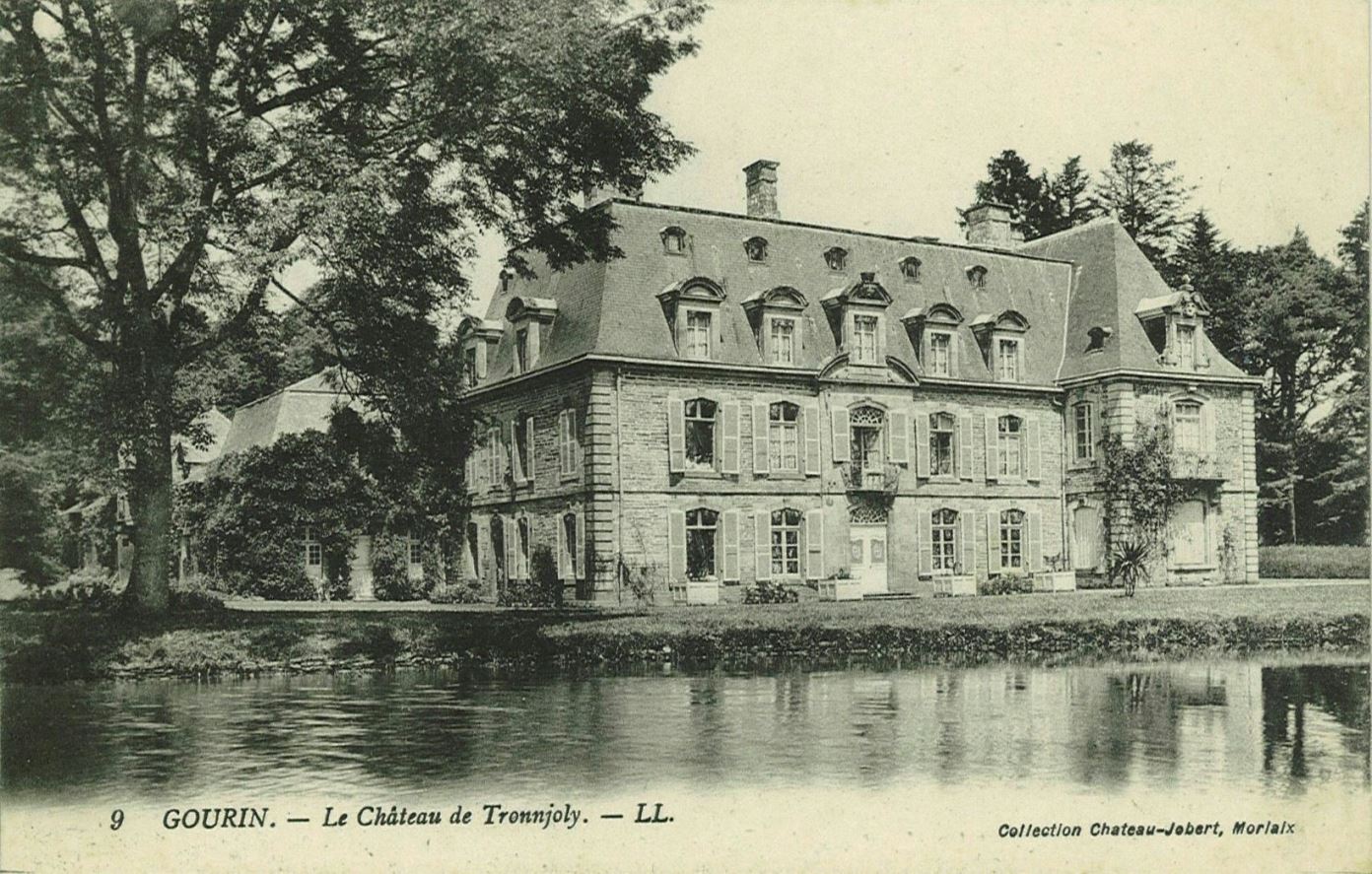 Château de Tronjoly. Coll. Cartolis. Le championnat de Bretagne des sonneurs par couple a longtemps eu lieu sur le site champêtre de la chapelle Saint-Hervé. Depuis le début des années quatre-vingt-dix, se rapprochant du bourg de Gourin, il est organisé dans le domaine de Tronjoly.