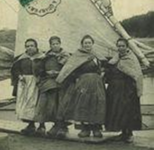 Femmes débardeuses sur les quais du port de Pont l’Abbé. Carte postale. Source : Cartopôle de Baud. Fonds Ballet-Lebrun. Numéro de la collection 2286. Détail de la notice 22720