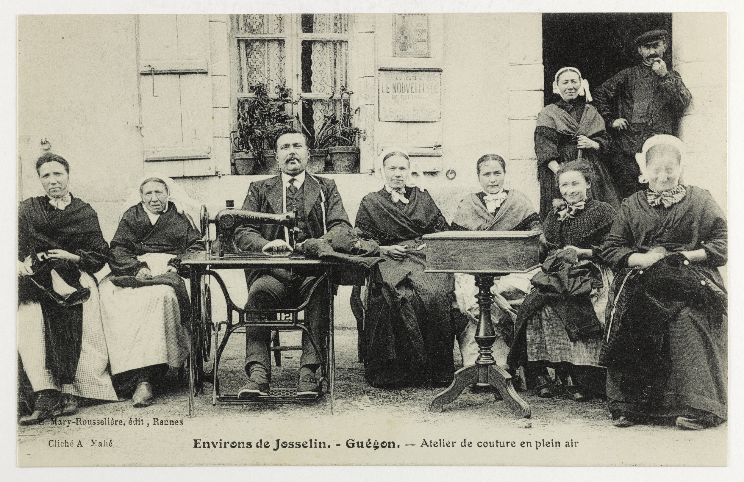 Groupe de couturières et un tailleur à Guégon, non loin de Josselin (56) au début du XXe siècle. Source : collections du Musée de Bretagne. Numéro d'inventaire : 993.0010.4