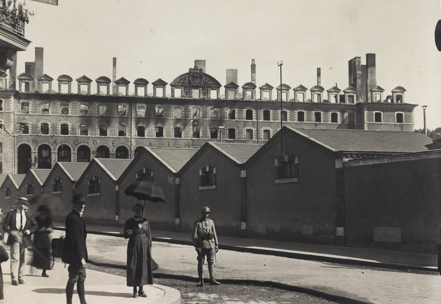 Après l'incendie qui ravage en août 1921 la caserne Saint-Georges. Musée de Bretagne : 2005.0050.4.