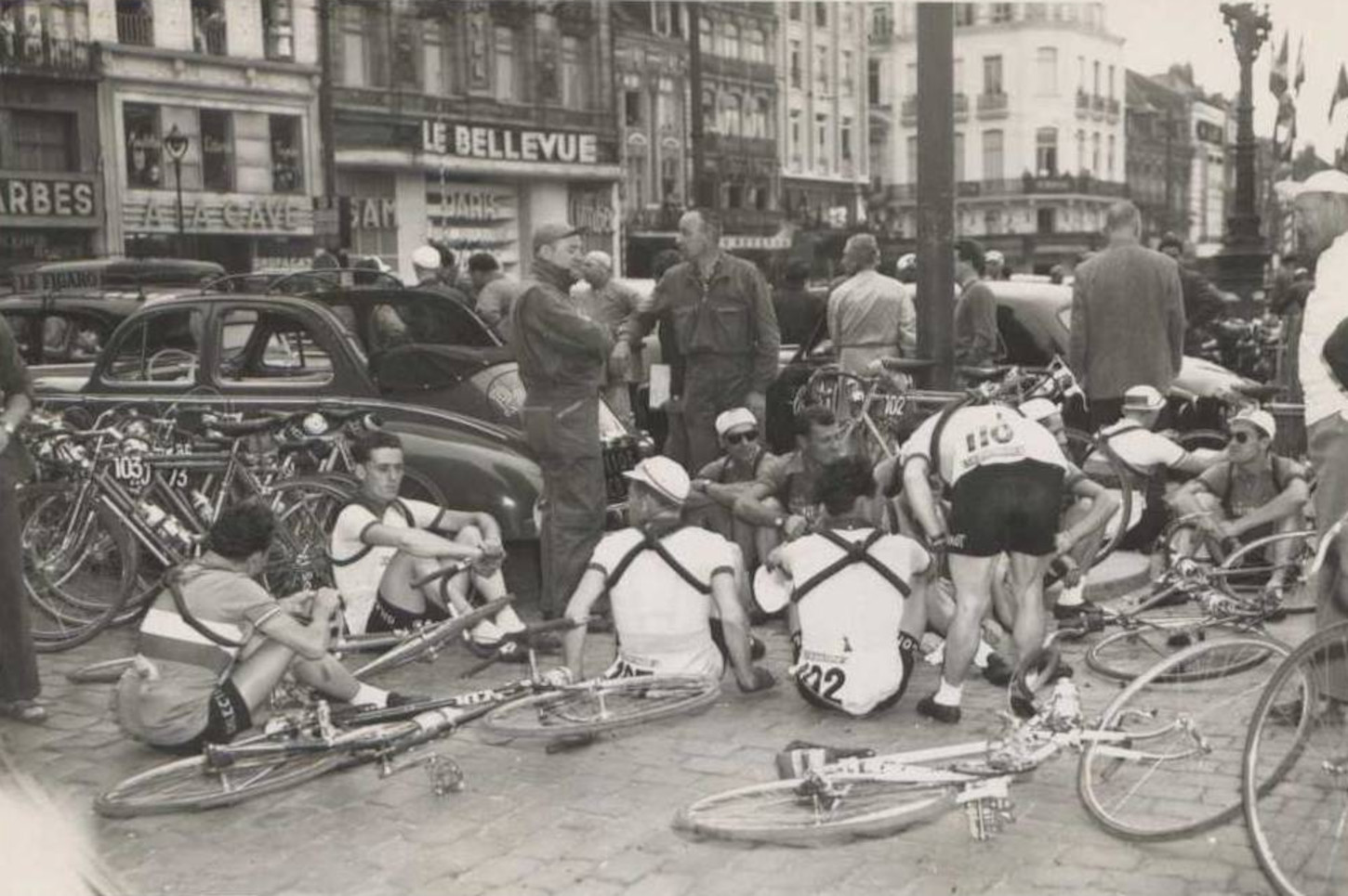 Jean Robic avec ses équipiers avant le départ de l'étape Lille-Dieppe le 7 juillet 1953. Collection privée Yves-Marie Evanno.