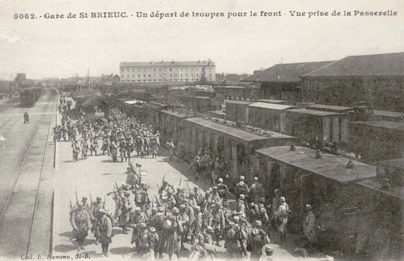 Départ à la gare de Saint-Brieuc. Carte postale du fonds Salonne (159 J) représentant le départ des troupes pour le front en gare de Saint-Brieuc. Carte postale publiée dans le catalogue d'exposition "Année 1914 / année 1944" du service éducatif des Archives des Côtes-d’Armor.  Archives départementales des Côtes-d'Armor, fonds Salonne (159 J 53)