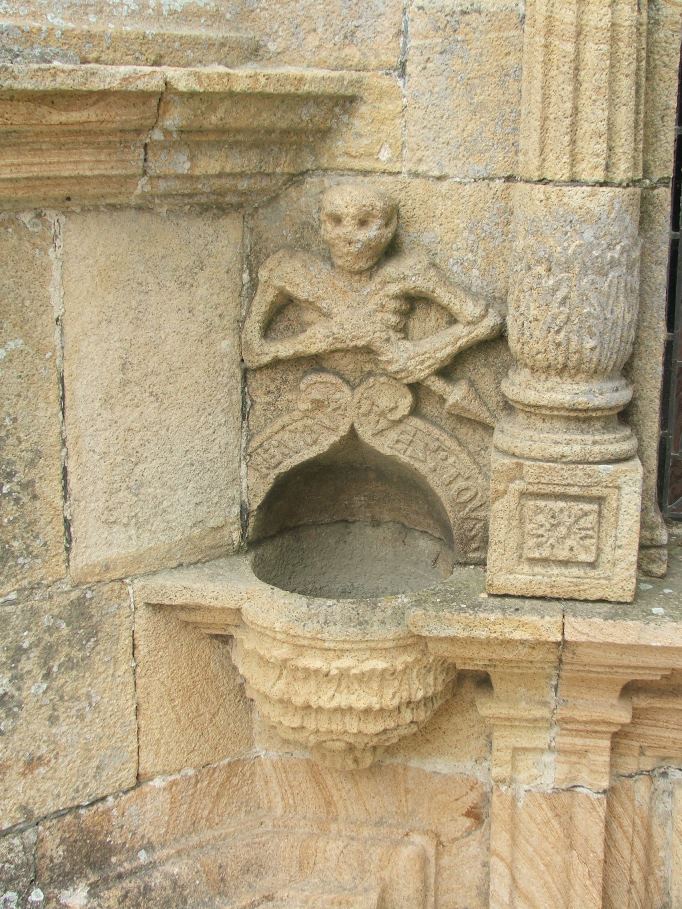 Ossuary in La Roche-Maurice (29). On the stoup of the ossuary, the Ankou is menacing. It reads: I kill you all. Photo Daniel Giraudon