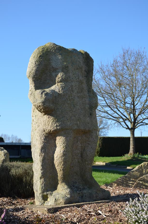 Dieu gaulois au Maillet à Saint-Brandan (22). On a voulu rapprocher l’Ankou du Dieu gaulois au maillet, Sucellos, dont une superbe statue subsiste dans la campagne de Saint-Brandan. Photo Daniel Giraudon