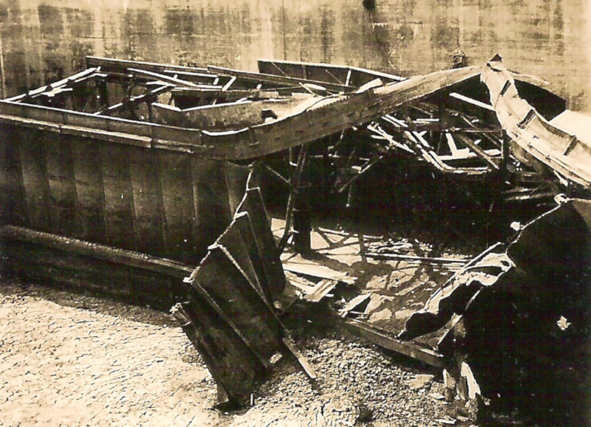 Sous la violence de l’explosion la porte extérieure va être projetée à l’intérieur de la forme comme on peut le découvrir sur cette photo prise après-guerre. Collection Hubert Chémereau. 