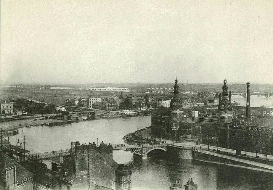 Usine LU à Nantes, avant 1930. www.cartolis.org